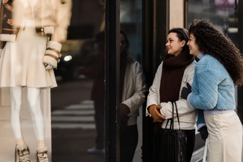 The Secret Handshake You Never Learned: How Kate Spade Creates a Community of Strangers Who Feel Like Friends